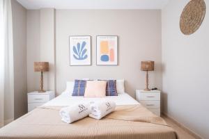 Łóżko lub łóżka w pokoju w obiekcie Apartamentos Martalia Áticos Deluxe