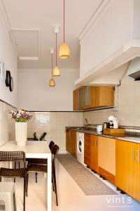 Kuchyň nebo kuchyňský kout v ubytování Apartamento do Arquinho II- by VinteOito