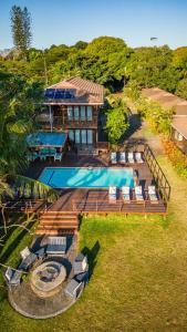 St Lucia的住宿－Sunset Lodge，享有带游泳池的房屋的空中景致
