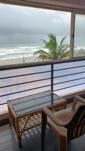 GokarnにあるGokarna Govekar Beach Stayのテーブルと椅子が備わり、海の景色を望めます。