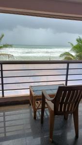 GokarnにあるGokarna Govekar Beach Stayのテーブルと椅子が備わり、海の景色を望めます。