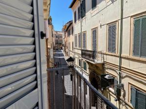 vistas a un callejón desde el balcón de un edificio en Appartamento Velletri centro en Velletri