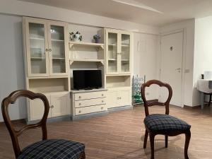sala de estar con 2 sillas y TV en Appartamento Velletri centro en Velletri