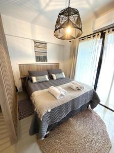 1 dormitorio con cama y lámpara de araña en Estudio Premium en Salta en Salta