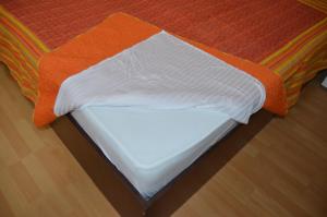 トゥルチャにあるMINERI CAZAREのベッド1台(オレンジの毛布、白いシーツ付)