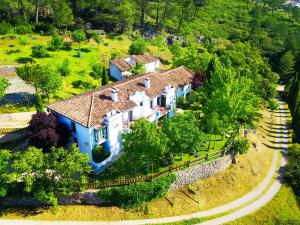 an aerial view of a house with a yard at Alojamiento Rural Las Maravillas in Cañada Catena