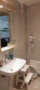 Et badeværelse på Kristy + 21 billeder