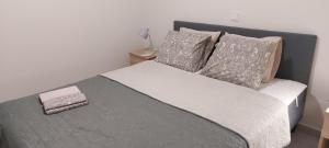 En eller flere senge i et værelse på Kristy