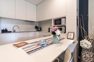 Η κουζίνα ή μικρή κουζίνα στο Elegante Appartamento con Piscina - Wi-Fi & Box Privato