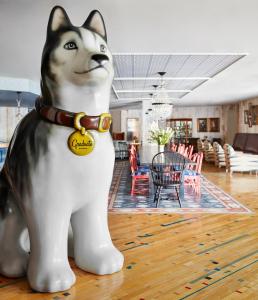 uma estátua de um gato em pé numa sala de estar em Graduate Storrs em Storrs