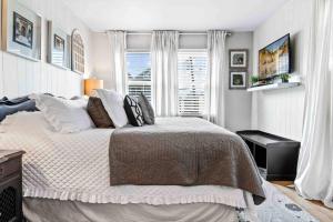 Un dormitorio con una cama grande y una ventana en Beautiful Renovated Beach Condo in Center of OC, en Ocean City
