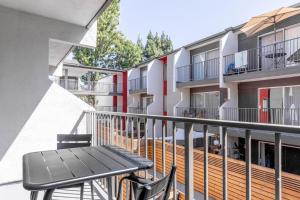 A balcony or terrace at Glendale 1BR w Gym Pool Lounge very walkable LAX-501