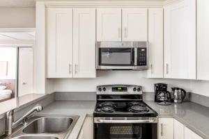 A kitchen or kitchenette at Glendale 1BR w Gym Pool Lounge very walkable LAX-501