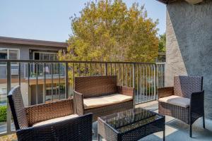 Φωτογραφία από το άλμπουμ του Mountain View 2BR w Pool Gym BBQ nr Target SFO-600 σε Mountain View