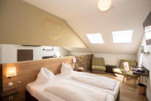 een slaapkamer met een groot wit bed in een kamer bij Dollinger in Innsbruck