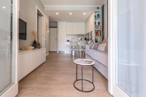 Η κουζίνα ή μικρή κουζίνα στο Elegante Appartamento con Piscina - Wi-Fi & Box Privato