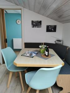 een tafel en stoelen in een kamer met een bank bij Ferienwohnungen Fischer in Fischen