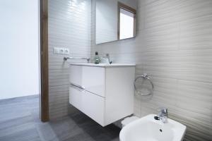 ein Badezimmer mit einem weißen Waschbecken und einem WC in der Unterkunft Casa Playa Chica in Gran Tarajal