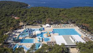 einen Luftblick auf einen Pool in einem Resort in der Unterkunft Apartman Kornu in Veli Lošinj