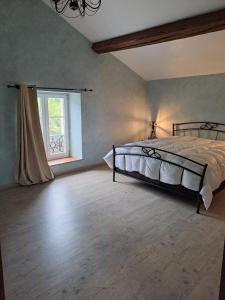 1 dormitorio con cama y ventana en Clos du château, 