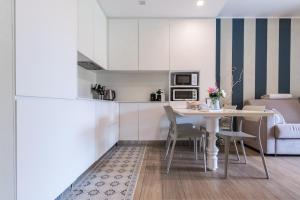 Ett kök eller pentry på Elegante Appartamento con Piscina - Wi-Fi & Box Privato