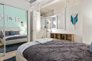 sypialnia z dużym łóżkiem i lustrem w obiekcie Trifecta 2BR Modern & Spacious Superhost w mieście Durham