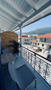 een balkon met een tafel en stoelen en uitzicht bij Thelxis Room in Nydri