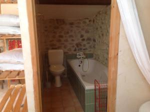 格霍皮耶的住宿－Chambres chez l habitant près de Vallon pont d Arc，一间带卫生间和浴缸的浴室