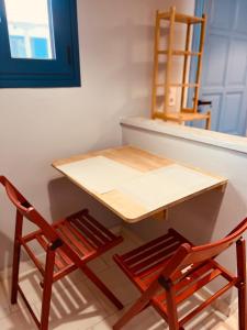een tafel en twee stoelen naast een tafel bij Thelxis Room in Nydri