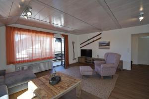 ein Wohnzimmer mit einem Sofa und einem Tisch in der Unterkunft Allgäuer Hideaway in Oy-Mittelberg