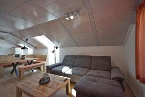 ein Wohnzimmer mit einem Sofa und einem Tisch in der Unterkunft Allgäuer Hideaway in Oy-Mittelberg