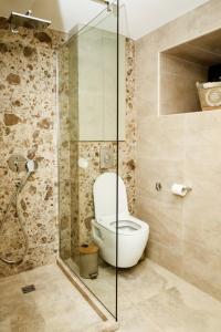 een badkamer met een toilet en een glazen douche bij Apartment Nada Smodlaka in Tivat
