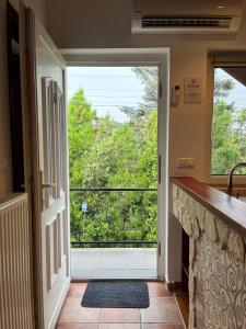 a hallway with a door leading to a balcony at Solar Apartman in Vonyarcvashegy