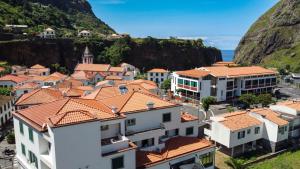 vistas a una ciudad con casas y montañas en Amarelo Apartment by Atlantic Holiday, en São Vicente