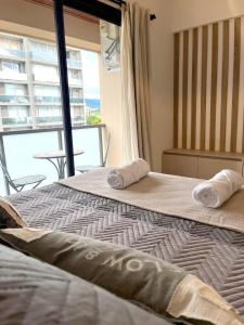 1 dormitorio con 2 camas y toallas. en Estudio Premium en Salta en Salta