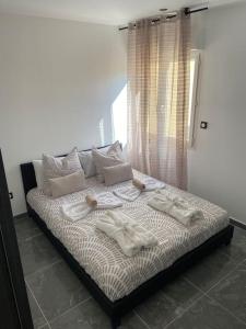 Katil atau katil-katil dalam bilik di Maison avec jacuzzi
