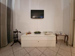 - une commode blanche avec un bol au dessus dans l'établissement Sunny House, à Milan