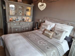 een slaapkamer met een bed met witte en grijze kussens bij Romantic room in brussels sky in Brussel