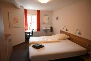 a hotel room with two beds and a sink at Hotel Restaurant Zum Schwan in Goch