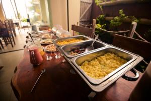 馬拉戈日的住宿－Cocco Pousada，一张桌子上放着两个盘子的食物
