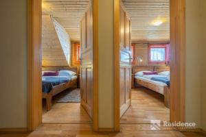 einen Flur mit zwei Betten in einem kleinen Zimmer in der Unterkunft Chata Ellas in Vyšné Malatíny
