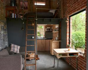 een kamer met een hoogslaper en een keuken bij The Tiny House in Shootend