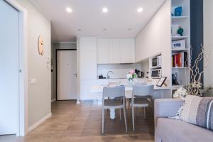 Η κουζίνα ή μικρή κουζίνα στο Elegante Appartamento con Piscina - Wi-Fi & Box Privato