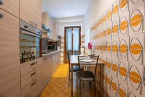 cocina con mesa y comedor en Olga's Rooms, en Verona