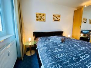 ヘリングスドルフにあるHaus Nemo - Ferienwohnung 10のベッドルーム1室(ベッド1台、小さなテーブル付)
