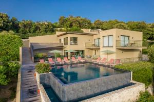 - une vue aérienne sur une maison avec une piscine dans l'établissement Hôtel Version Maquis Santa Manza, à Bonifacio