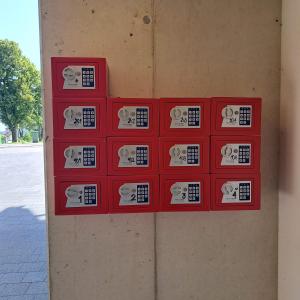 Una pared con cuatro cajas rojas. en good bed Deitingen, en Deitingen