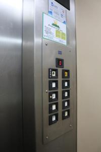 Ein Metallaufzug mit Knöpfen drauf. in der Unterkunft Espetacular apartamento no centro in Curitiba
