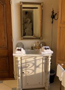 bagno con lavandino bianco e specchio di Kasteel Sterkenburg a Driebergen