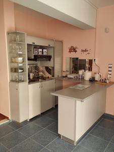 eine Küche mit weißen Schränken und einer Arbeitsplatte in der Unterkunft Active and Healthy Life Style in Zipárion